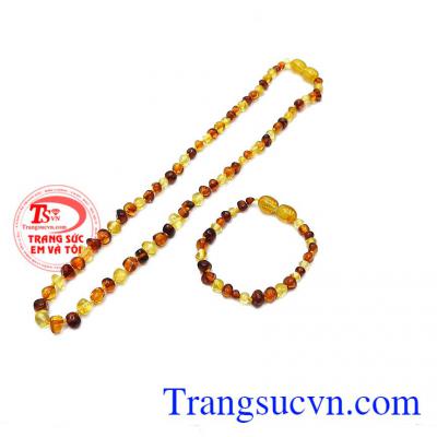 Hổ phách đặc biệt tốt cho các bé mọc răng, giúp thúc đẩy quá trình mọc răng nhanh hơn và dễ dàng hơn. Bộ chuỗi hổ phách bình an