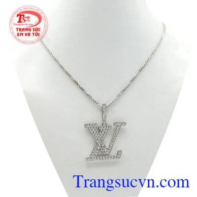 Bộ mặt dây LV đẳng cấp mang lại cho nam giới phong cách thời trang riêng biệt.