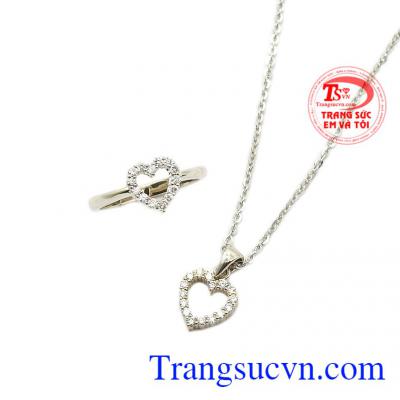 Bộ trang sức nữ yêu thương được chế tác từ vàng trắng 10k bền đẹp.