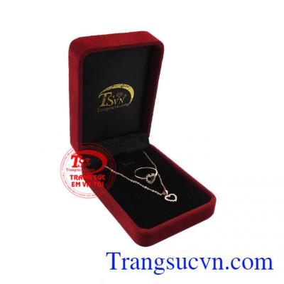 Bộ trang sức vàng hồng tình yêu kiểu dáng trẻ trung, năng động cho người dùng thể hiện cá tính. 