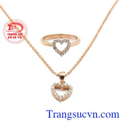 Bộ trang sức vàng hồng tình yêu là bộ quà tặng ngọt ngào dành cho phái đẹp. 