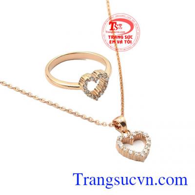 Được chế tác từ vàng hồng, kết hợp với đá cz càng khiến cho sản phẩm thêm thu hút mọi ánh nhìn. Bộ trang sức vàng hồng tình yêu