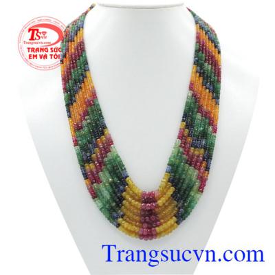 Chuỗi đá quý thiên nhiên được chế tác từ rất nhiều loại đá quý đắt giá như: Sapphire, Emerald, Ruby mang lại vẻ đẳng cấp và cá tính đến cho người đeo.
