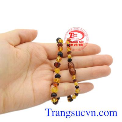 Các bậc cha mẹ thường cho các bé yêu đeo hổ phách vì chúng giúp các bé giảm đau khi mọc răng.