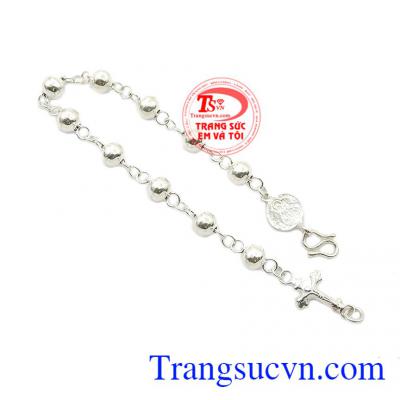 Đeo chuỗi mân côi không những giúp bạn cản gió mà còn giúp người hay lần mân côi luôn được bình an và may mắn!