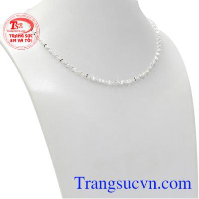 Dây chuyền bạc bé gái dễ thương với kiểu dáng tinh tế, nhỏ gọn không gây ảnh hướng tới hoạt động của trẻ. 