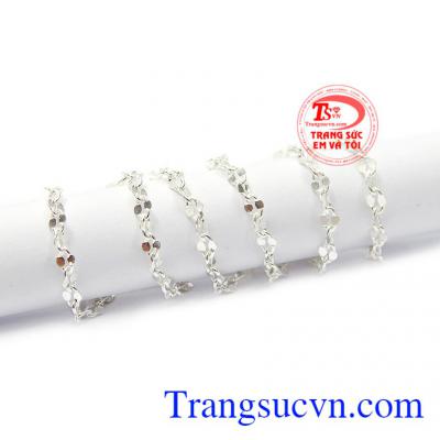 Với tính kháng khuẩn tốt giúp bảo vệ trẻ khỏi những loại vi khuẩn, nấm, virus tấn công, tăng cường đề kháng cho bé. Dây chuyền bạc bé gái dễ thương