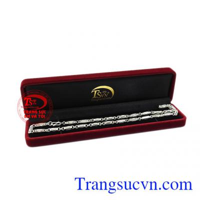 Ngoài ra, dây chuyền bạc có thể kết hợp cùng mặt dây để thay đổi phong cách. Dây chuyền bạc khoáng đạt