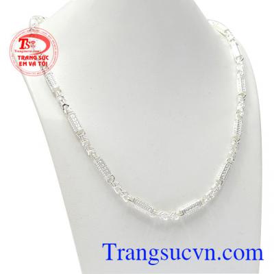 Dây chuyền bạc nam phát đạt được chế tác với kiểu dáng nam tính, mạnh mẽ. 