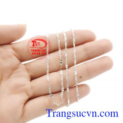 Dây chuyền bạc yêu kiều là món quà ý nghĩa dành tặng phái đẹp.