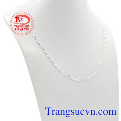 Dây chuyền bạc yêu kiều được thiết kế với kiểu dáng nữ tính, trẻ trung.