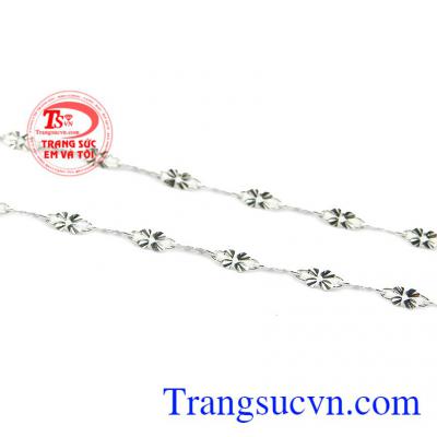 Không chỉ giúp cho phái nữ thêm xinh đẹp mà còn giúp bảo vệ sức khỏe người dùng. Dây chuyền bạc yêu kiều