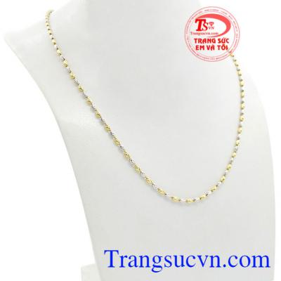 Chiếc dây chuyền nhỏ xinh vàng 18k mang lại nét dịu dàng, tinh tế cho phái đẹp.