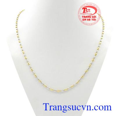 Dây chuyền nhập khẩu nữ tính được chế tác tinh xảo kết hợp cùng vàng màu và vàng trắng tạo điểm nhấn.