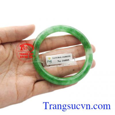 Nhờ những năng lượng tích cực được tích tụ hàng trăm triệu năm mà ngọc jadeite còn giúp giảm các cơn đau trong cơ thể. Jadeit-Vòng ngọc cẩm thạch