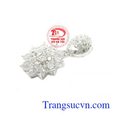 Mặt dây bạc quyến rũ là sự kết hợp từ bạc 92.5 và đá cz lấp lánh.