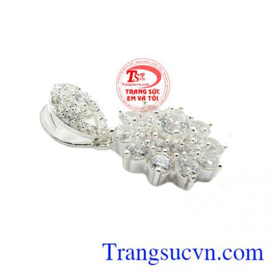 Thiết kế sang trọng, tinh tế càng làm cho người phụ nữ thêm xinh đẹp và cuốn hút hơn. Mặt dây bạc quyến rũ