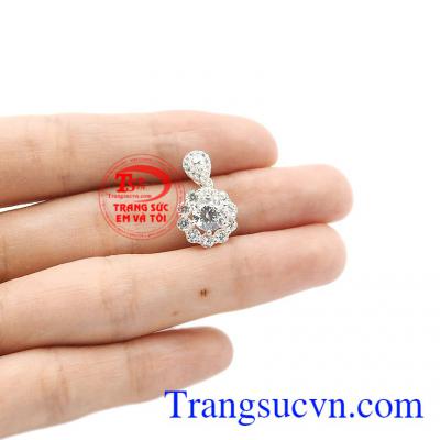 Chiếc mặt dây lấp lánh cùng chiếc dây chuyền phù hợp sẽ làm cho bạn trở nên nổi bật và cuốn hút hơn. Mặt dây bạc xinh xắn