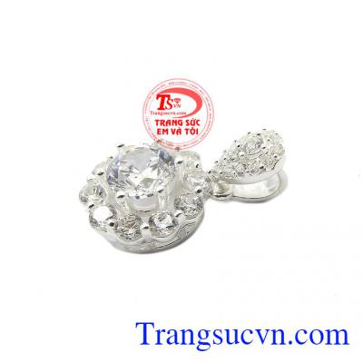 Kiểu dáng trang nhã, nhẹ nhàng sẽ rất phù hợp với những cô nàng có phong cách nữ tính. Mặt dây bạc xinh xắn