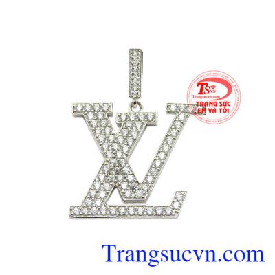 Mặt dây LV đẳng cấp được thiết kế tinh xảo đính nhiều viên CZ lấp lánh tạo điểm nổi bật.