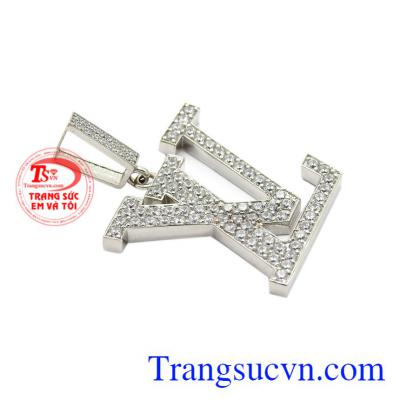 Sản phẩm kết hợp cùng dây chuyền vàng trắng mang lại vẻ nam tính, thời thượng cho người đeo.