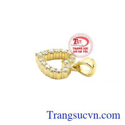 Thiết kế hình trái tim vô cùng ngọt ngào làm thu hút mọi ánh nhìn. Mặt dây nữ tình yêu đong đầy