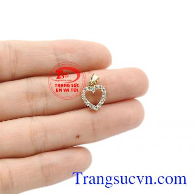Sản phẩm chế tác từ vàng tây 10k cùng các viên đá cz tạo điểm nhấn. Mặt dây nữ tình yêu đong đầy