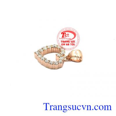 Thiết kế dễ thương, trẻ trung và tinh tế cho phái đẹp càng thêm duyên dáng và xinh đẹp hơn. Mặt dây nữ vàng hồng tình yêu