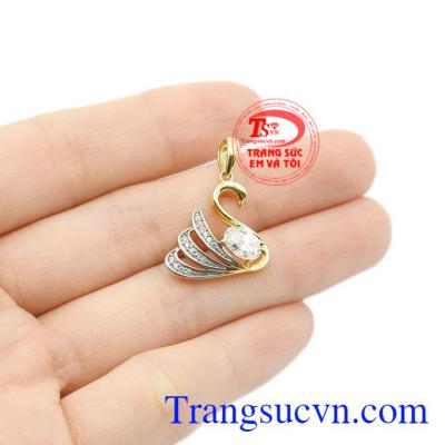 Sản phẩm kết hợp cùng dây chuyền vàng tạo nét nữ tính.