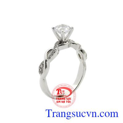 Nhẫn đính hôn hạnh phúc được chế tác công phu tôn lên nét dịu dàng của người phụ nữ.
