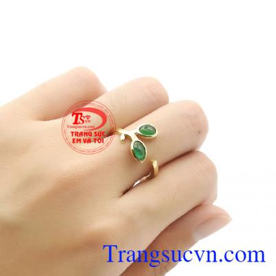 Đá emerald thiên nhiên là viên đá hộ mệnh đặc biệt cho người sinh tháng 5. Nhẫn emerald thiên nhiên hạnh phúc