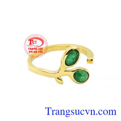 Sản phẩm phù hợp với nhiều kiểu trang phục giúp các chị em luôn tự tin và xinh đẹp. Nhẫn emerald thiên nhiên hạnh phúc