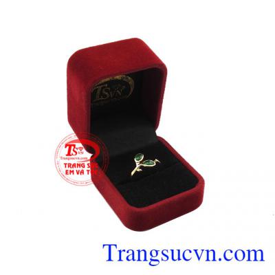 Việc đeo thường xuyên đá emerald sẽ giúp cải thiện thị lực, giảm căng thẳng mệt mỏi giúp người dùng được bình an. Nhẫn emerald thiên nhiên hạnh phúc