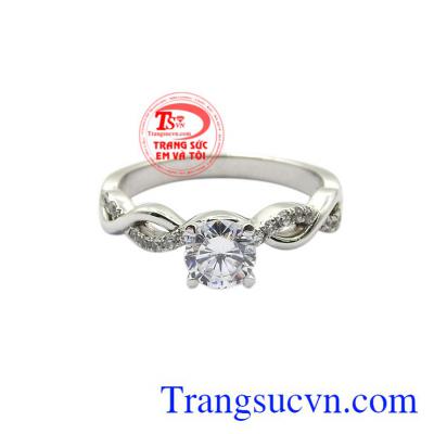 Nhẫn kim cương thanh lịch là sản phẩm mới của trang sức Em và Tôi tôn lên vẻ sang trọng mà vẫn vô cùng trang nhã.