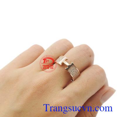 Nhẫn nam vàng hồng chữ H nâng tầm bản lĩnh phái mạnh.