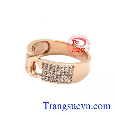 Kiểu dáng nổi bật với sự kết hợp của vàng hồng 18k cùng những viên đá cz. Nhẫn nam vàng hồng thời trang