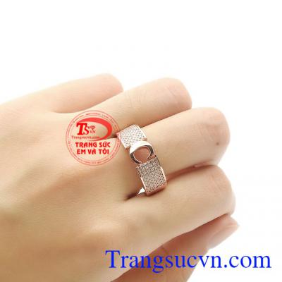 Nhẫn nam vàng hồng thời trang giúp phái mạnh càng thêm hoàn hảo trong mắt người nhìn.