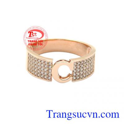 Nhẫn nam vàng hồng thời trang thích hợp cho những anh chàng theo phong cách Hàn Quốc.