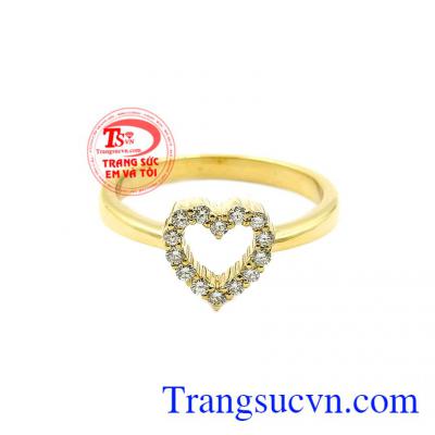 Nhẫn nữ tình yêu đong đầy được chế tác từ vàng tây 10k cùng những viên đá cz lấp lánh đầy quyến rũ.