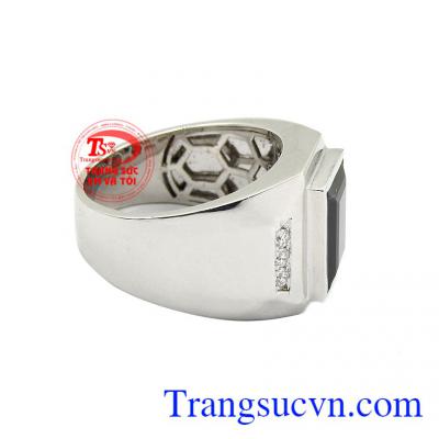 Thiết kế đơn giản nhưng đem đến vẻ sang trọng và lịch lãm cho phái mạnh. Nhẫn saphire nam