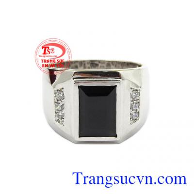 Nhẫn saphire nam được chế tác từ vàng trắng 18k cùng đá saphir thiên nhiên. 