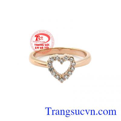 Nhẫn vàng hồng tình yêu là món đồ trang sức được phái đẹp ưa chuộng.