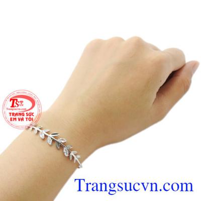 Để sở hữu chiếc vòng bạc mẫu mã mới này hãy đến với trang sức Em và Tôi.