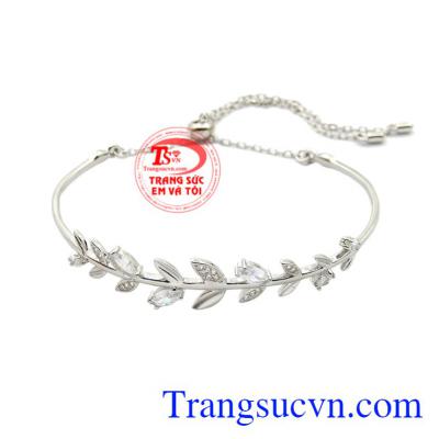 Vòng bạc nữ xinh xắn là sản phẩm hiện đang được nhiều các cô gái yêu thích.