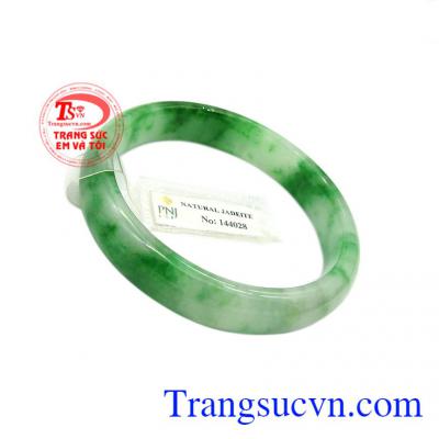Vừa có tác dụng trong phong thủy mang lại may mắn và bình an, vừa hỗ trợ cải thiện sức khỏe, giảm đau nhức cơ thể nên sản phẩm đã trở thành lựa chọn hoàn hảo để dành tặng cho người thân của bạn. Vòng ngọc cẩm thạch jadeite