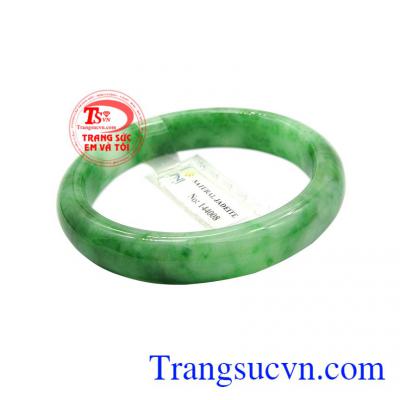 Sản phẩm vừa có tác dụng trong phong thủy vừa có tác dụng điều trị một số bệnh. Vòng ngọc jadeite bình an