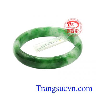 Sản phẩm toát lên vẻ sang trọng, quý phái. Vòng ngọc jadeite tài lộc