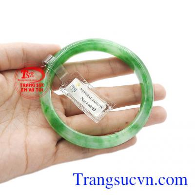 Vòng Ngọc miến điện được chế tác theo kiểu bản hẹ sang trọng và quý phái. 