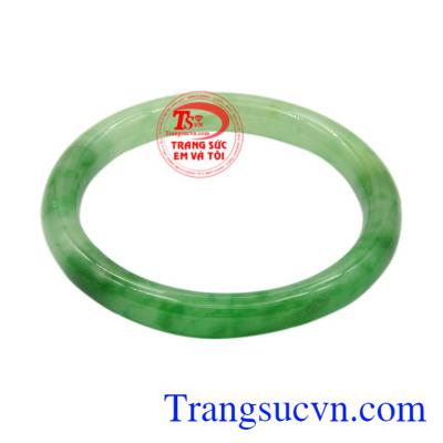 Vòng ngọc jadeite thiên nhiên mang lại nhiều sự bình an và đem đến nhiều điều tốt lành dành cho người đeo.