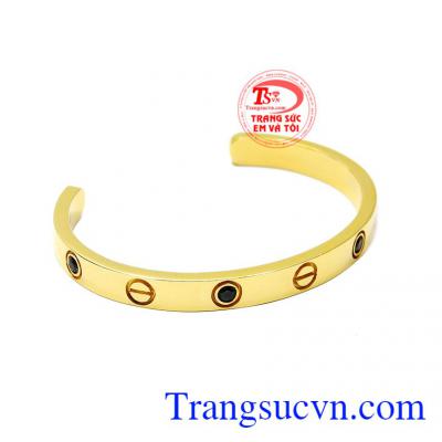 Vòng vàng nam phong cách được chế tác từ vàng tây 10k kết hợp cùng đá saphir thiên nhiên.